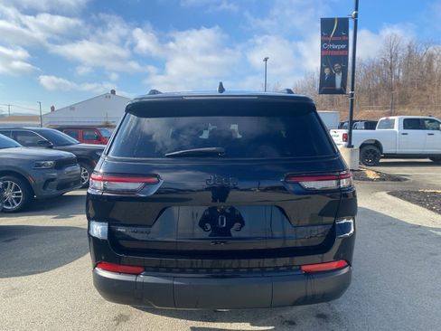 Used 2023 Jeep Grand Cherokee L Laredo image 3