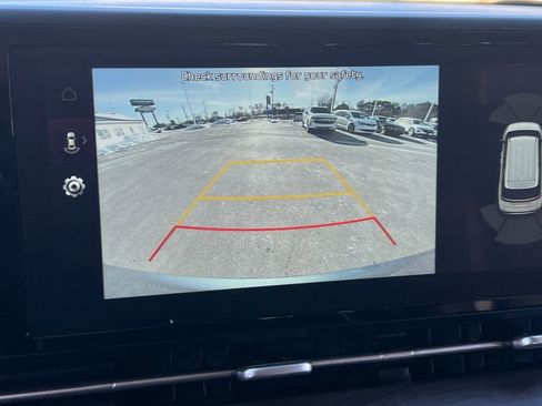 Used 2024 Kia Carnival EX image 23