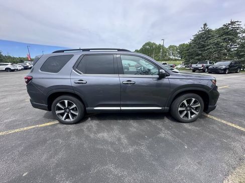 Used 2025 Honda Pilot Touring image 2