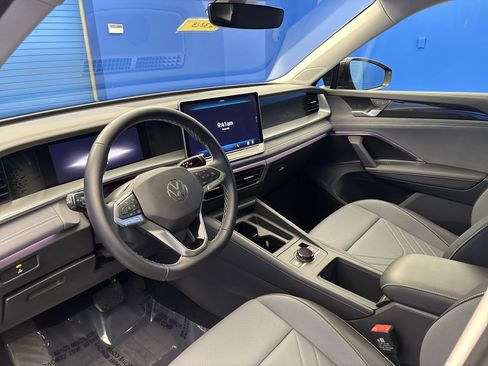 Certified 2025 Volkswagen Tiguan SE w/ Panoramic Sunroof Package AWD/4WD image 11