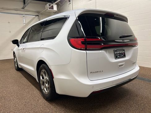 Used 2024 Chrysler Pacifica Limited w/ Uconnect Theater Family Group FWD image 4