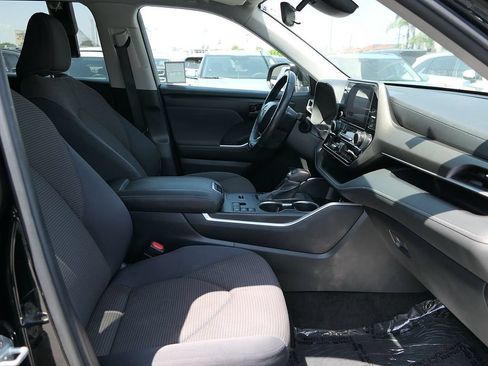Used 2024 Toyota Highlander LE FWD image 23
