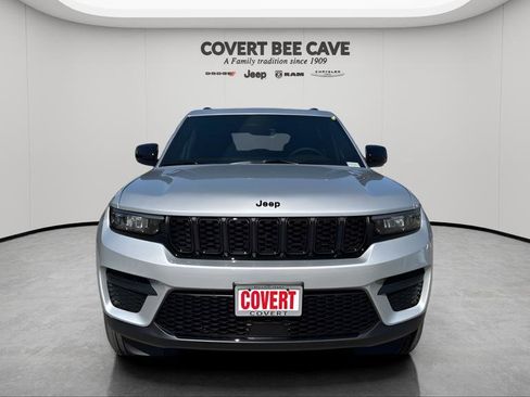 New 2025 Jeep Grand Cherokee Altitude image 2