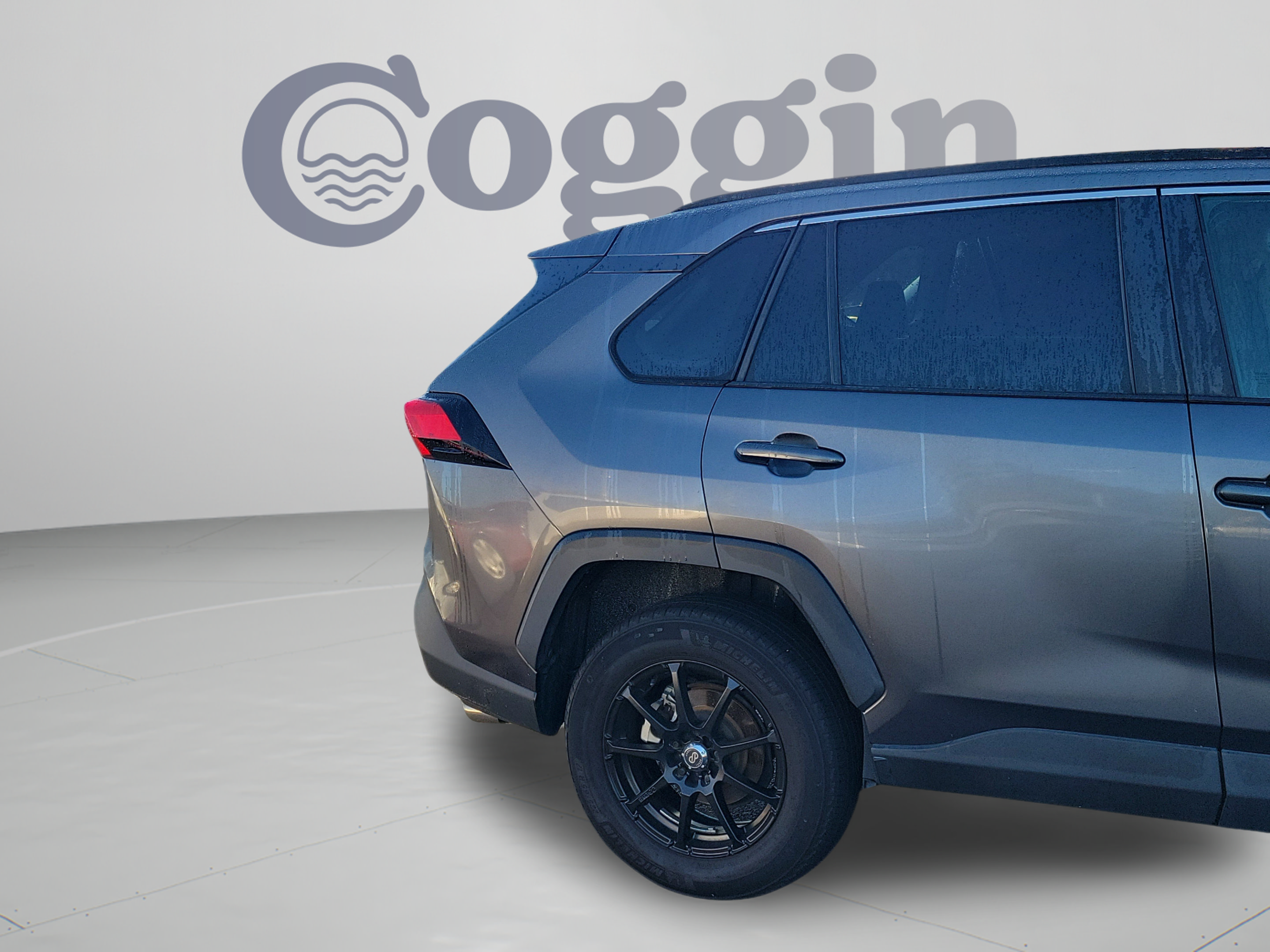 Used 2021 Toyota RAV4 XLE w/ Convenience Package FWD image 14