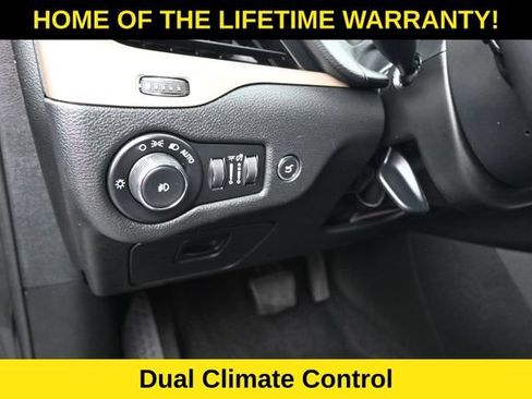 Used 2018 Jeep Cherokee Limited AWD/4WD image 16