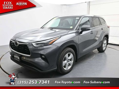 Used 2024 Toyota Highlander LE AWD/4WD image 2