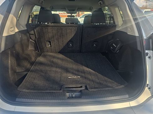 Used 2024 Nissan Rogue SV image 4