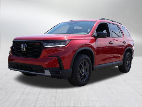 Used 2025 Honda Pilot TrailSport image 3