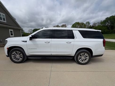 Used 2023 GMC Yukon XL SLT image 2