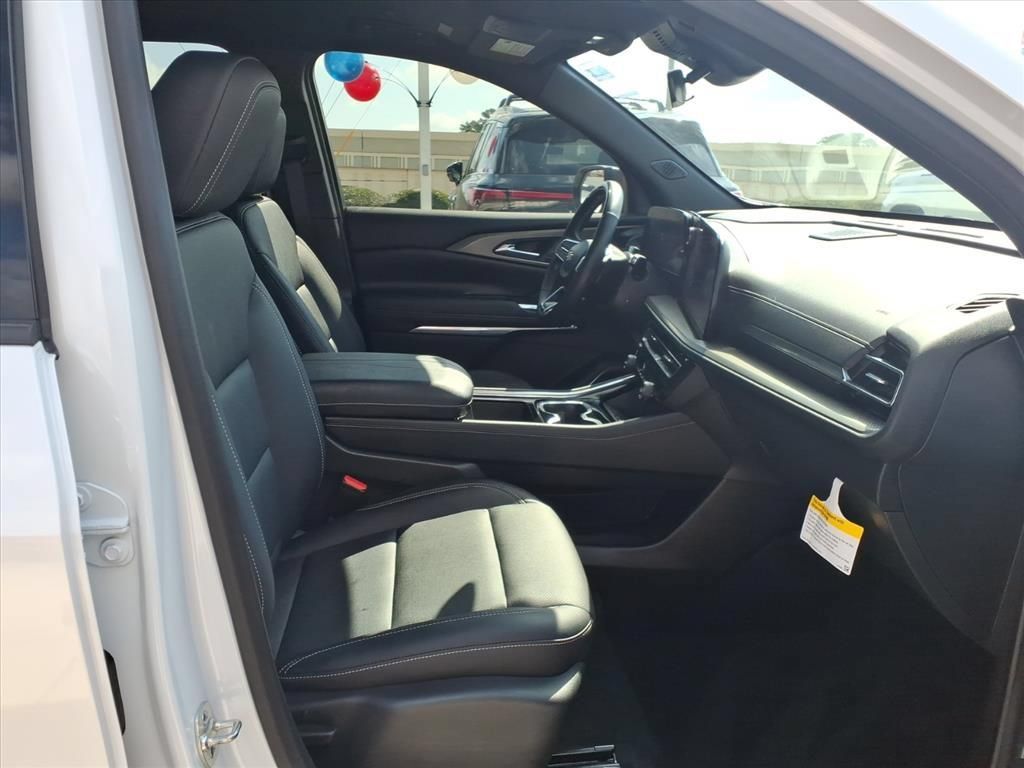 Used 2025 Chevrolet Traverse LT w/ Enhanced Driving Package FWD image 17