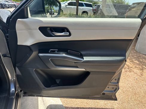 Used 2023 Nissan Pathfinder SL AWD/4WD image 38