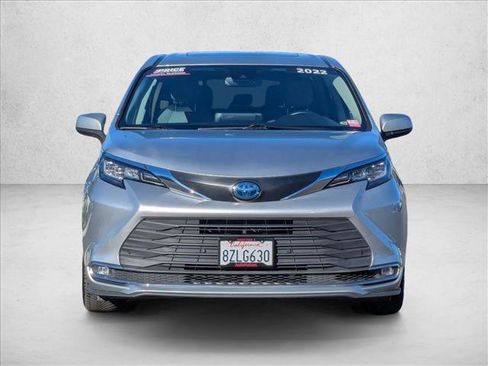 Used 2022 Toyota Sienna XLE image 2