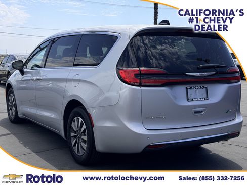 Used 2023 Chrysler Pacifica Touring-L FWD image 4