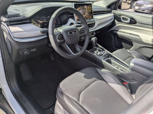 Used 2025 Jeep Compass Limited image 17