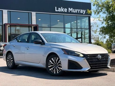 Used 2024 Nissan Altima 2.5 SV FWD image 1