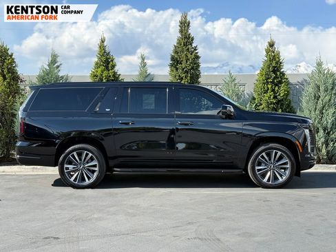 Used 2025 Cadillac Escalade ESV Sport AWD/4WD image 9