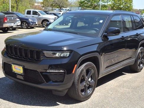 Used 2023 Jeep Grand Cherokee Limited w/ Black Appearance Package AWD/4WD image 4