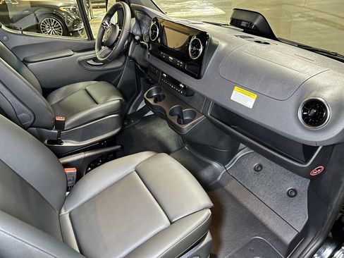 Used 2025 Mercedes-Benz Sprinter 2500 image 11