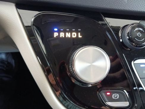 Used 2022 Chrysler Pacifica Touring-L w/ Uconnect Theater Family Group FWD image 35