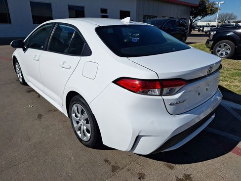Used 2021 Toyota Corolla LE image 4