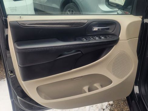 Used 2019 Dodge Grand Caravan SE w/ UConnect Hands-Free Group image 10