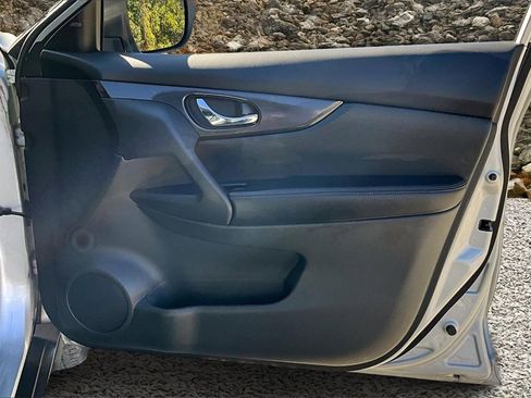 Used 2018 Nissan Rogue SV image 22