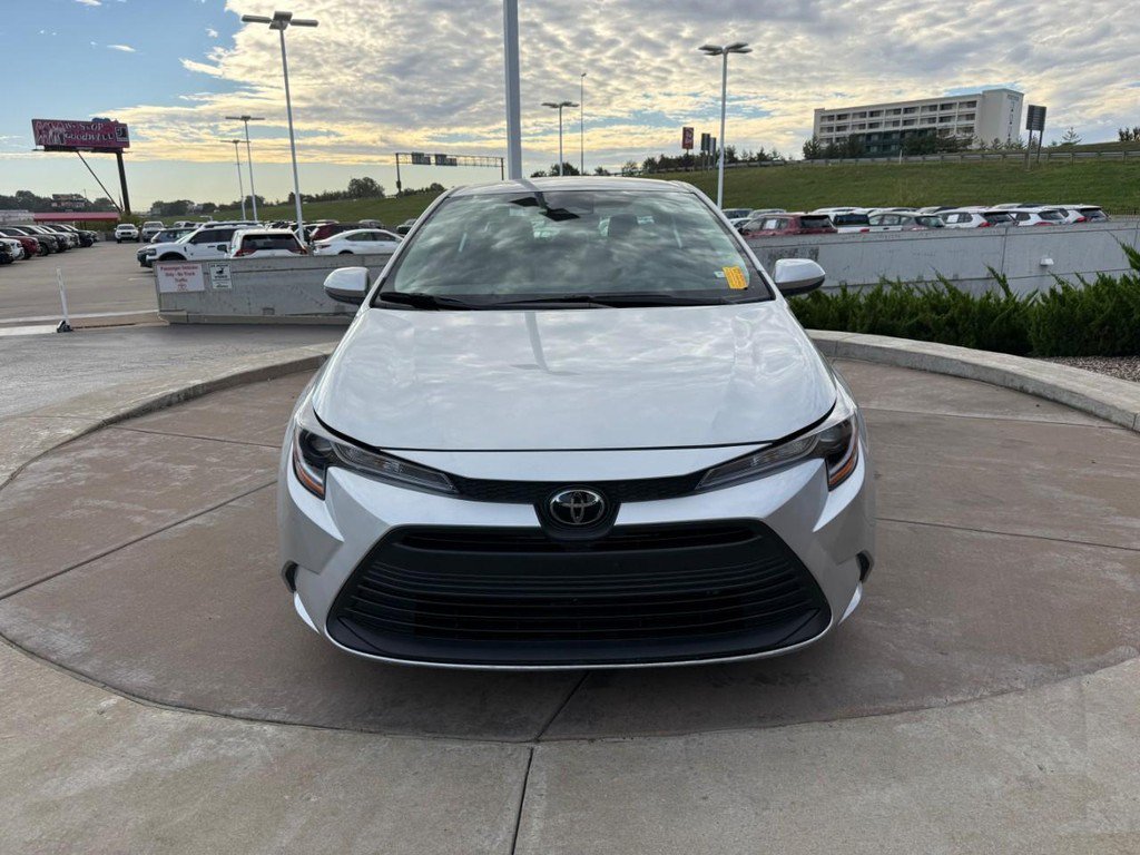 Used 2025 Toyota Corolla LE FWD image 11