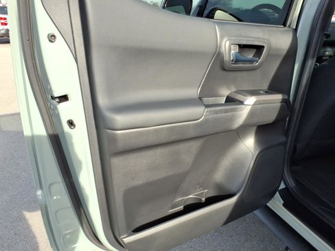 Used 2022 Toyota Tacoma TRD Off-Road image 14