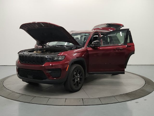 Used 2025 Jeep Grand Cherokee Altitude AWD/4WD image 12