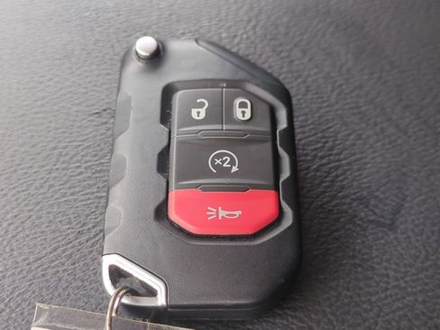 Used 2025 Jeep Wrangler Unlimited Sahara image 31