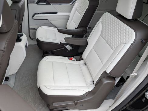 Used 2024 GMC Acadia Denali w/ Super Cruise Package image 18