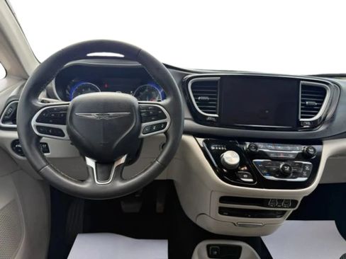 Used 2022 Chrysler Pacifica Touring-L w/ Uconnect Theater Family Group FWD image 26