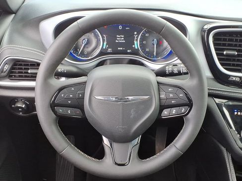 Used 2025 Chrysler Pacifica Limited FWD image 30