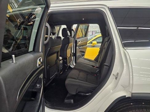 Used 2020 Jeep Grand Cherokee Laredo AWD/4WD image 10