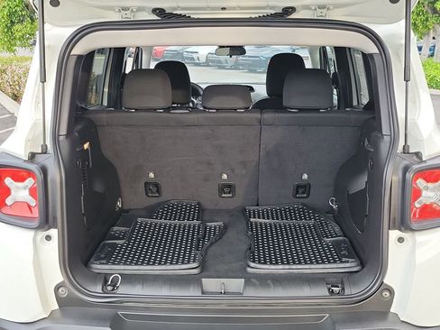 Used 2023 Jeep Renegade Latitude image 12