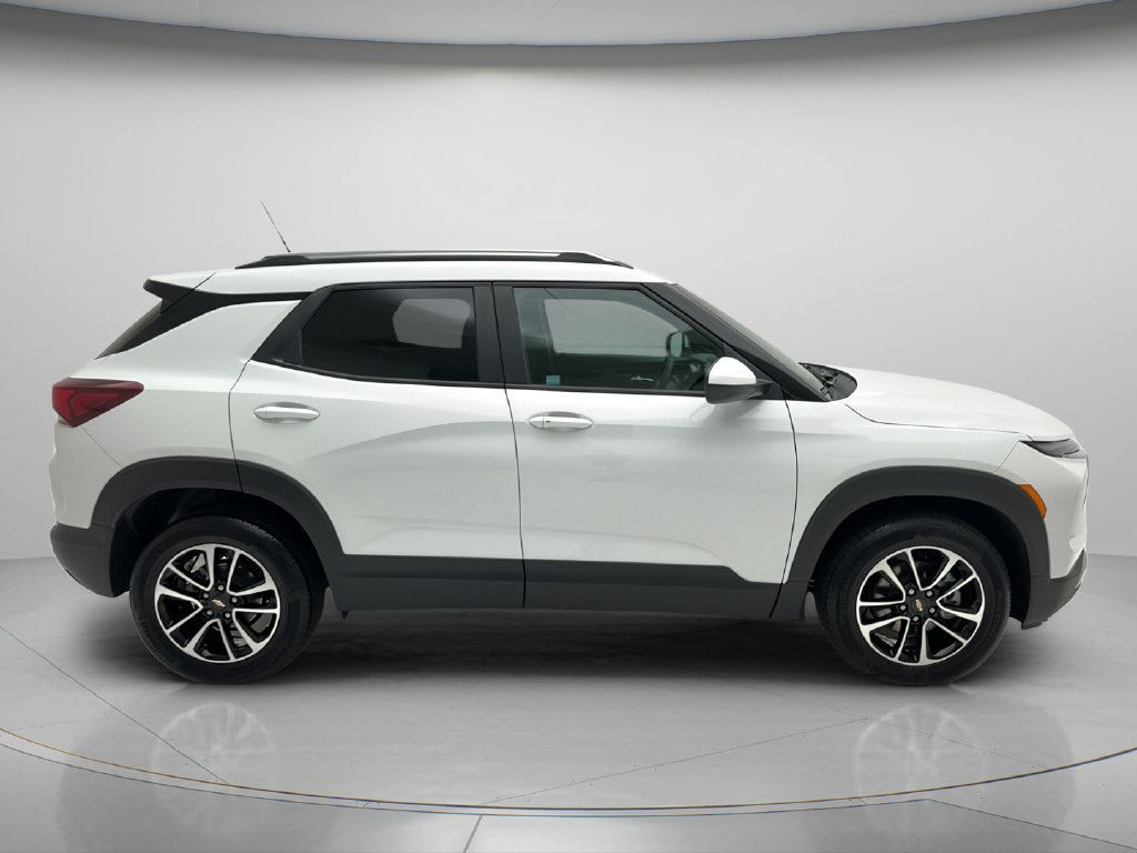 Used 2025 Chevrolet TrailBlazer LT w/ Driver Confidence Package AWD/4WD image 3