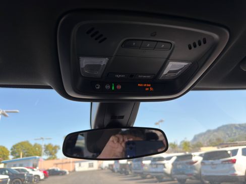 Used 2023 Chevrolet Traverse LT image 37