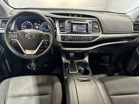 Used 2019 Toyota Highlander LE AWD/4WD image 7