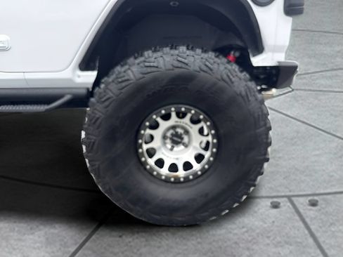 Used 2018 Jeep Wrangler Unlimited Sahara AWD/4WD image 19