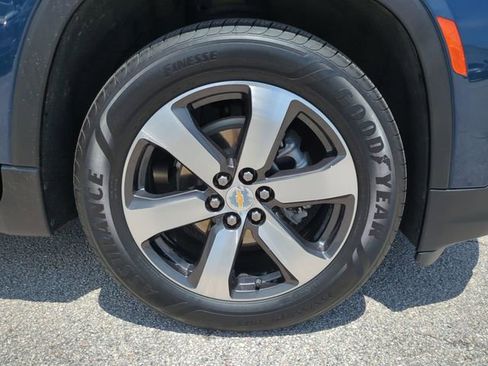 Certified 2022 Chevrolet Traverse LT w/ LT Premium Package AWD/4WD image 11