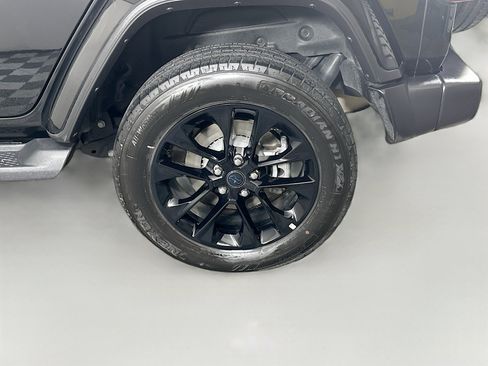 Used 2025 Jeep Wrangler Sahara image 11