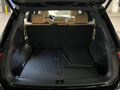 Used 2024 Volkswagen Tiguan SE w/ Panoramic Sunroof Package image 37