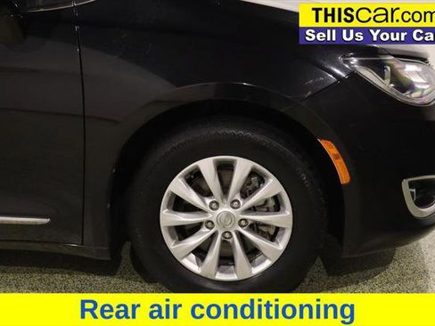 Used 2017 Chrysler Pacifica Touring-L FWD image 10