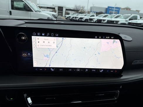 Used 2025 Chevrolet Traverse LT image 24