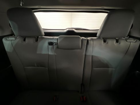 Used 2021 Toyota Highlander XLE AWD/4WD image 23