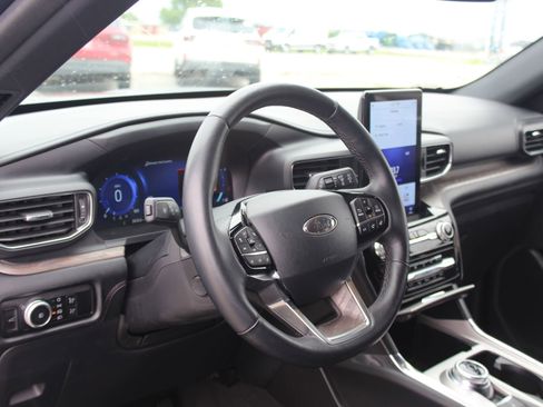 Used 2023 Ford Explorer Platinum w/ Premium Technology Package image 15