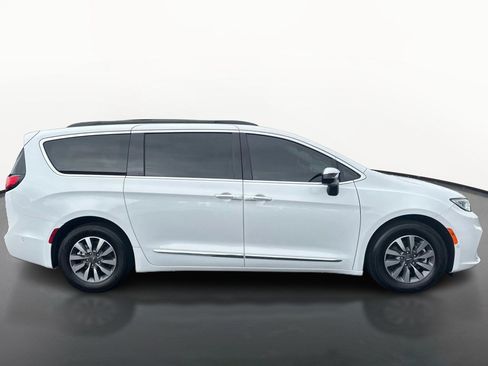Used 2023 Chrysler Pacifica Limited w/ Uconnect Theater Family Group FWD image 2