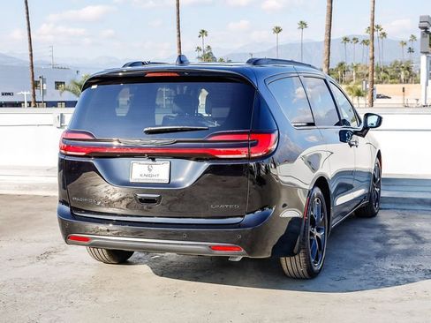 New 2026 Chrysler Pacifica Limited image 9