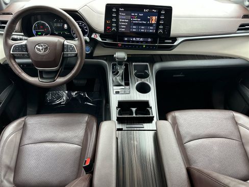 Used 2023 Toyota Sienna Platinum FWD image 16