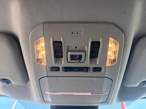 Used 2023 Toyota Highlander XLE FWD image 34